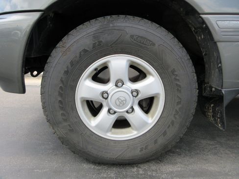 Used 2000 Toyota Land Cruiser AWD/4WD image 18