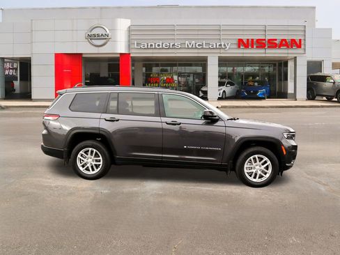 Used 2025 Jeep Grand Cherokee L Laredo image 2