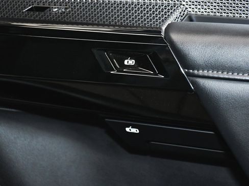 Used 2025 BMW 740i image 35