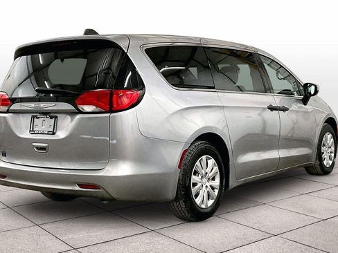 Used 2020 Chrysler Voyager L image 11