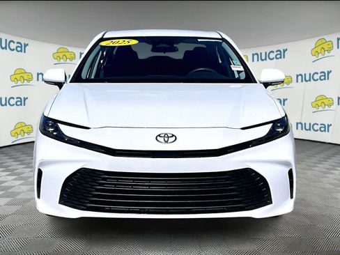 Used 2025 Toyota Camry SE image 2