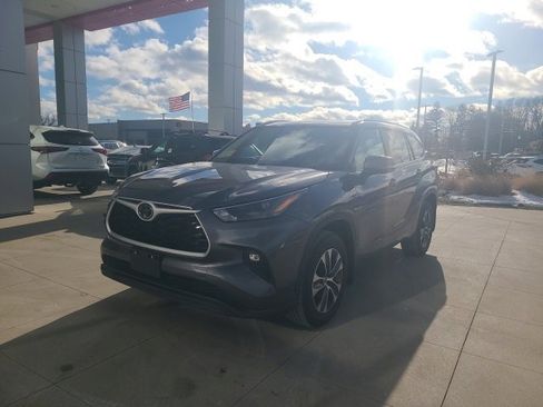 Used 2024 Toyota Highlander XLE image 3