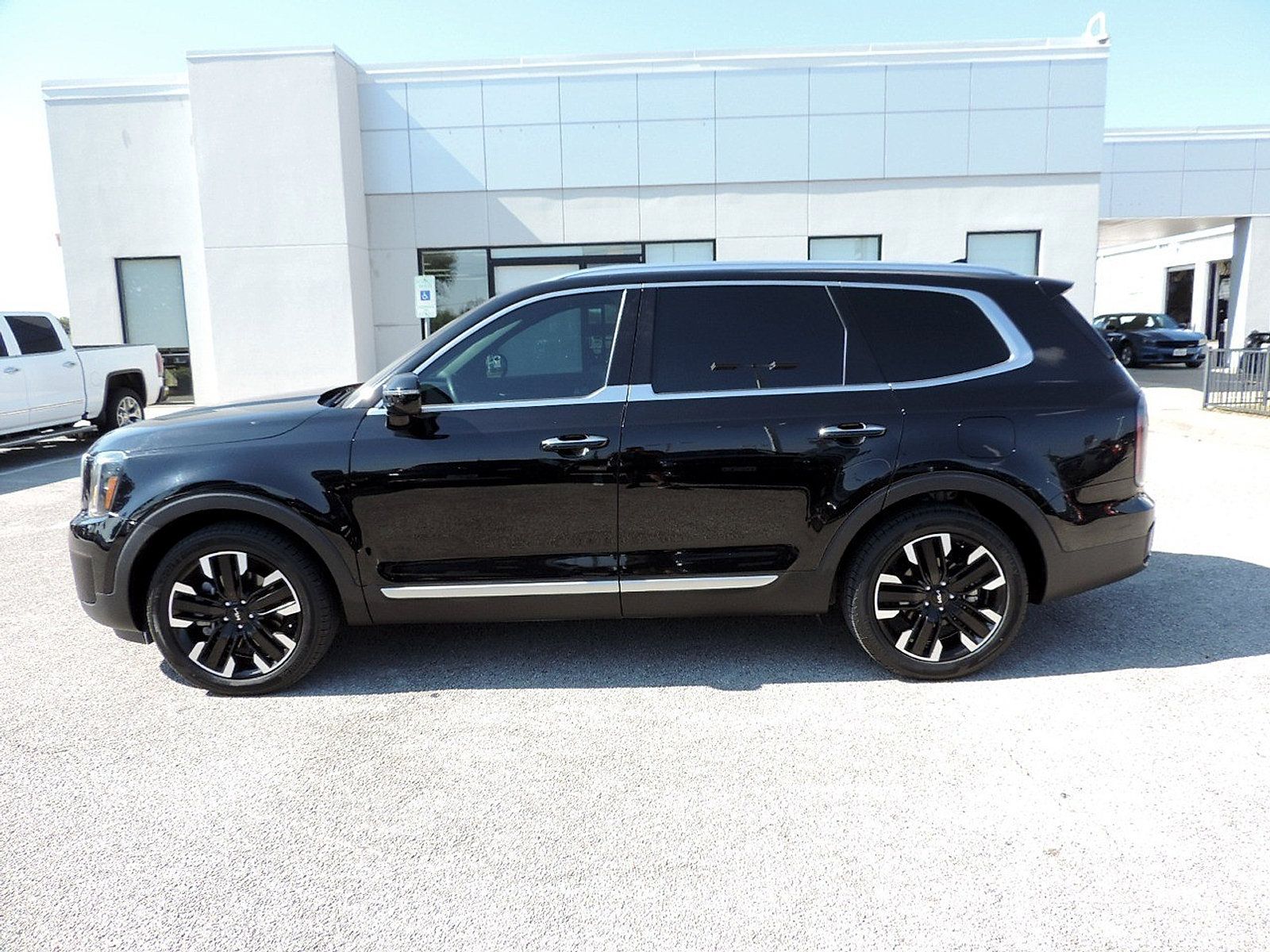 Used 2024 Kia Telluride SX w/ Towing Package FWD image 8