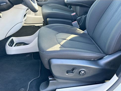 Used 2024 Chrysler Voyager LX image 18