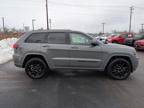 Used 2022 Jeep Grand Cherokee Laredo X image 2