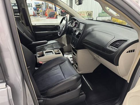 Used 2014 Chrysler Town & Country Touring image 22