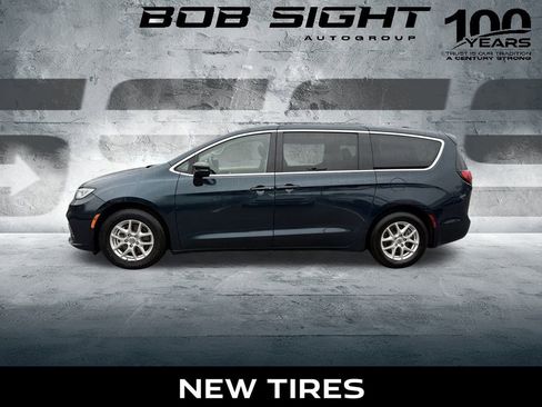 Used 2024 Chrysler Pacifica Touring-L image 5