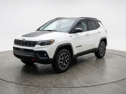 Used 2025 Jeep Compass Trailhawk AWD/4WD image 3