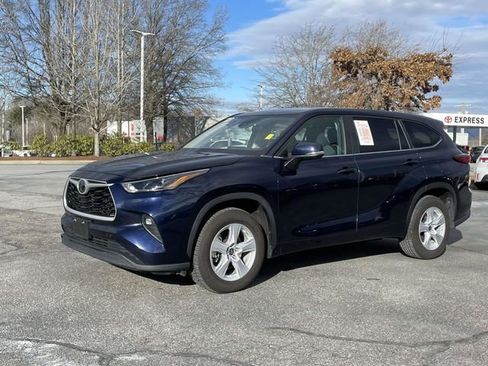 Used 2023 Toyota Highlander LE image 1