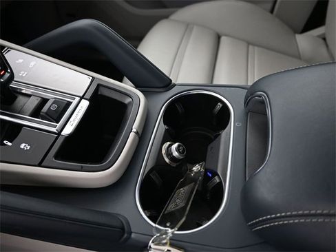 Used 2022 Porsche Cayenne S image 19