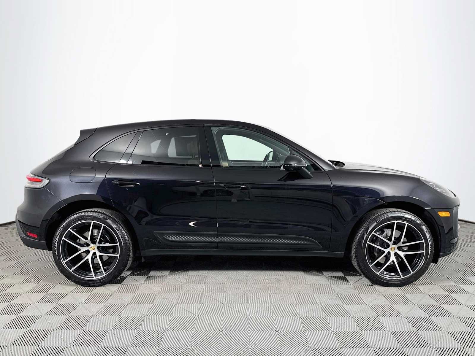 Used 2022 Porsche Macan AWD/4WD image 4