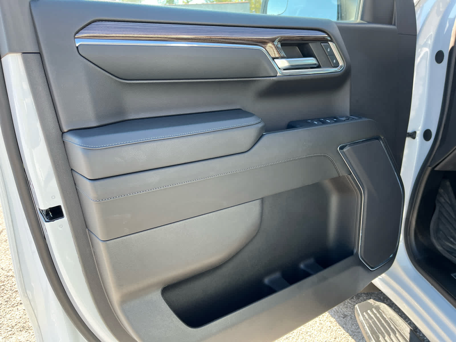 Used 2024 Chevrolet Silverado 1500 LT Trail Boss w/ LPO, Dark Essentials Package AWD/4WD image 11