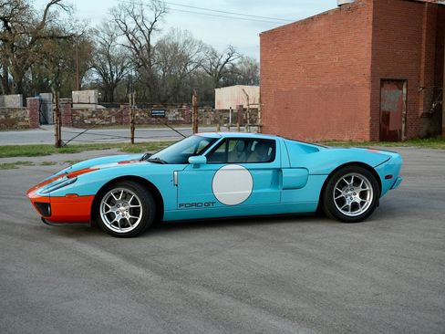 Used 2006 Ford GT RWD image 5