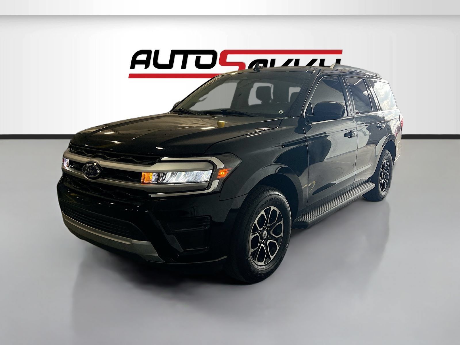 Used 2024 Ford Expedition XLT AWD/4WD image 3