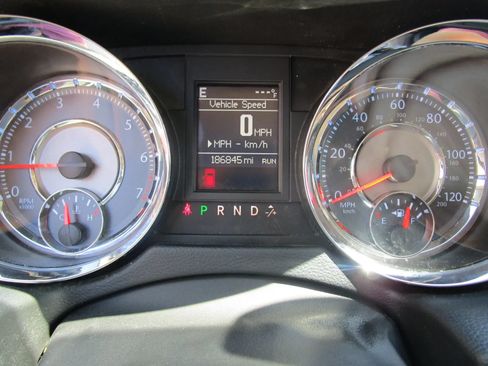 Used 2014 Chrysler Town & Country Touring FWD image 15