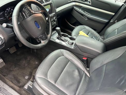 Used 2017 Ford Explorer XLT w/ Equipment Group 202A AWD/4WD image 30