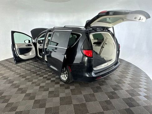 Used 2020 Chrysler Voyager Lxi FWD image 18
