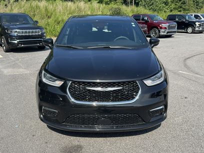 Used 2025 Chrysler Pacifica Select