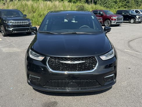 Used 2025 Chrysler Pacifica Select FWD image 2
