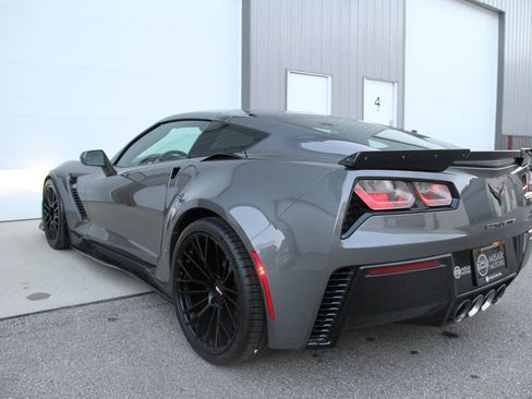 Used 2015 Chevrolet Corvette Z06 w/ 3LZ Preferred Equipment Group RWD image 11