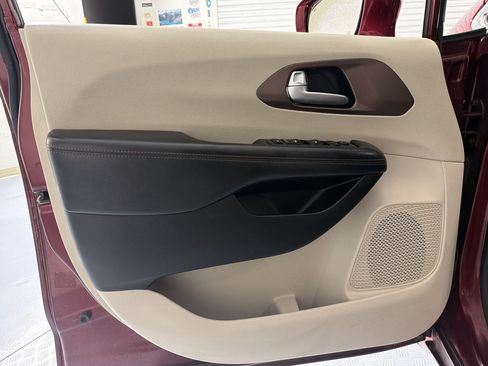 Used 2019 Chrysler Pacifica Touring-L FWD image 17