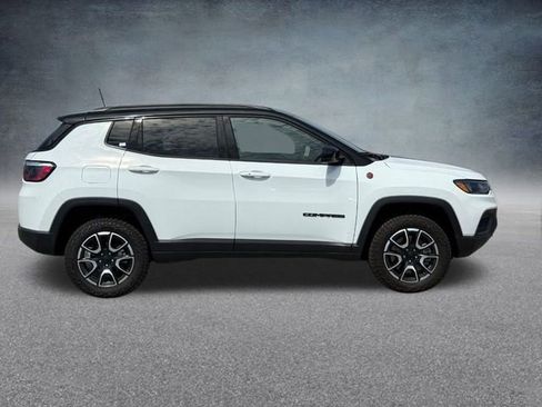 Used 2024 Jeep Compass Trailhawk image 2