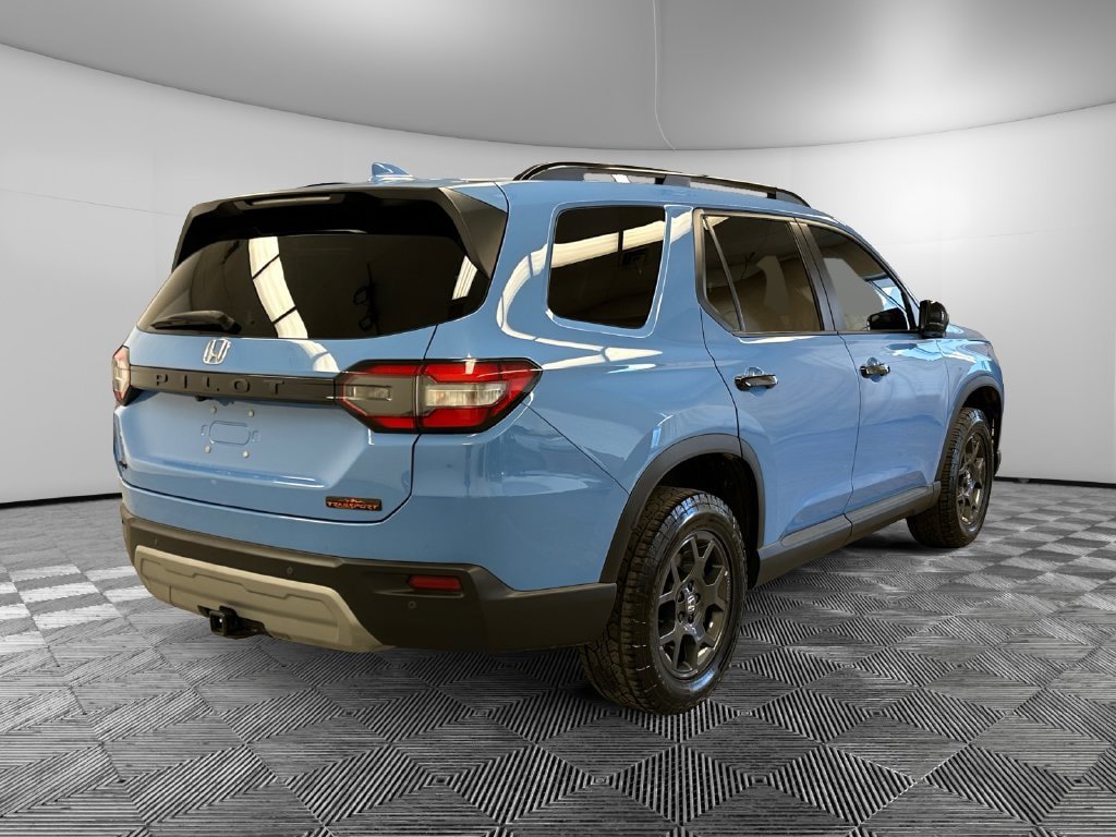 Used 2025 Honda Pilot TrailSport image 5