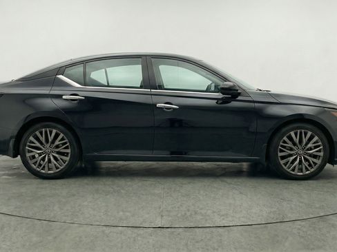 Used 2025 Nissan Altima 2.5 SV FWD image 11