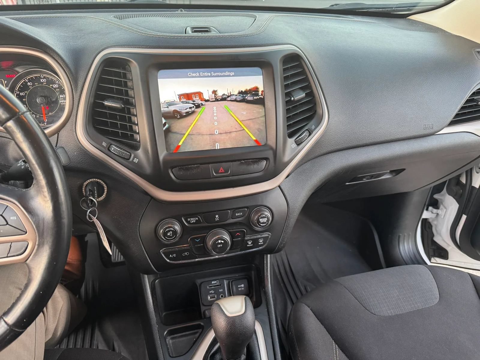 Used 2017 Jeep Cherokee Latitude FWD image 8