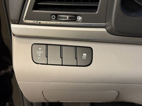 Used 2017 Hyundai Elantra SE image 25