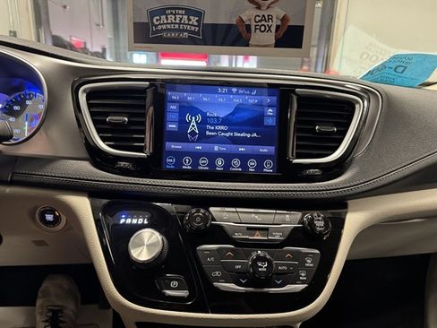 Used 2019 Chrysler Pacifica Limited FWD image 27