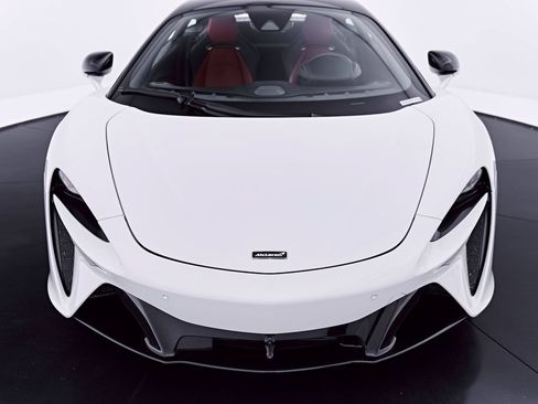 Used 2024 McLaren Artura RWD image 28