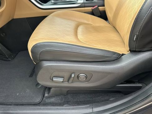 Used 2023 Kia Carnival LX FWD image 25
