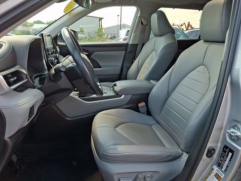 Used 2021 Toyota Highlander XLE AWD/4WD image 13