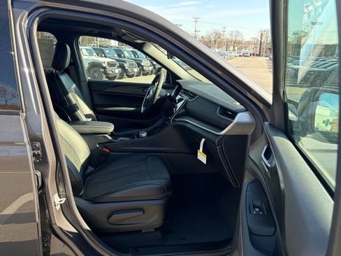 New 2025 Jeep Grand Cherokee Altitude image 28