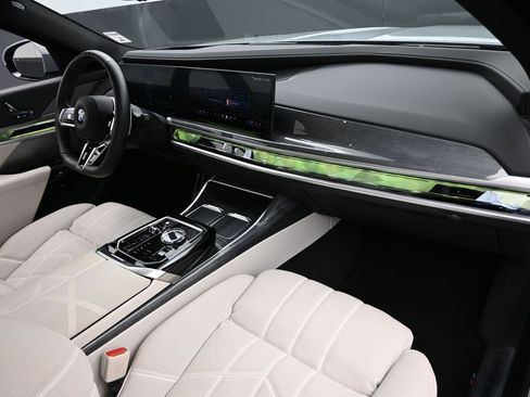 Used 2024 BMW 760i xDrive w/ Premium Package 2 image 33