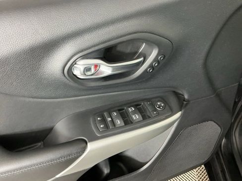 Used 2017 Jeep Cherokee Overland w/ Technology Group image 13