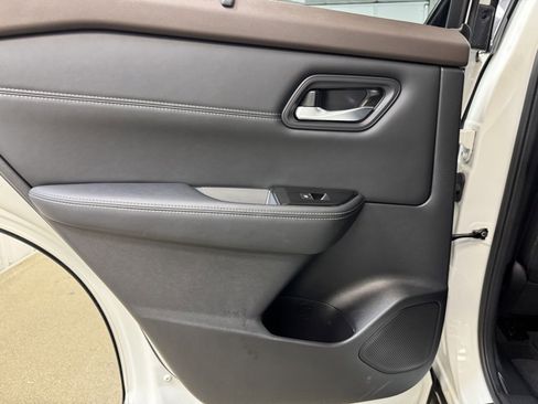 Used 2023 Nissan Rogue SL w/ SL Premium Package image 15