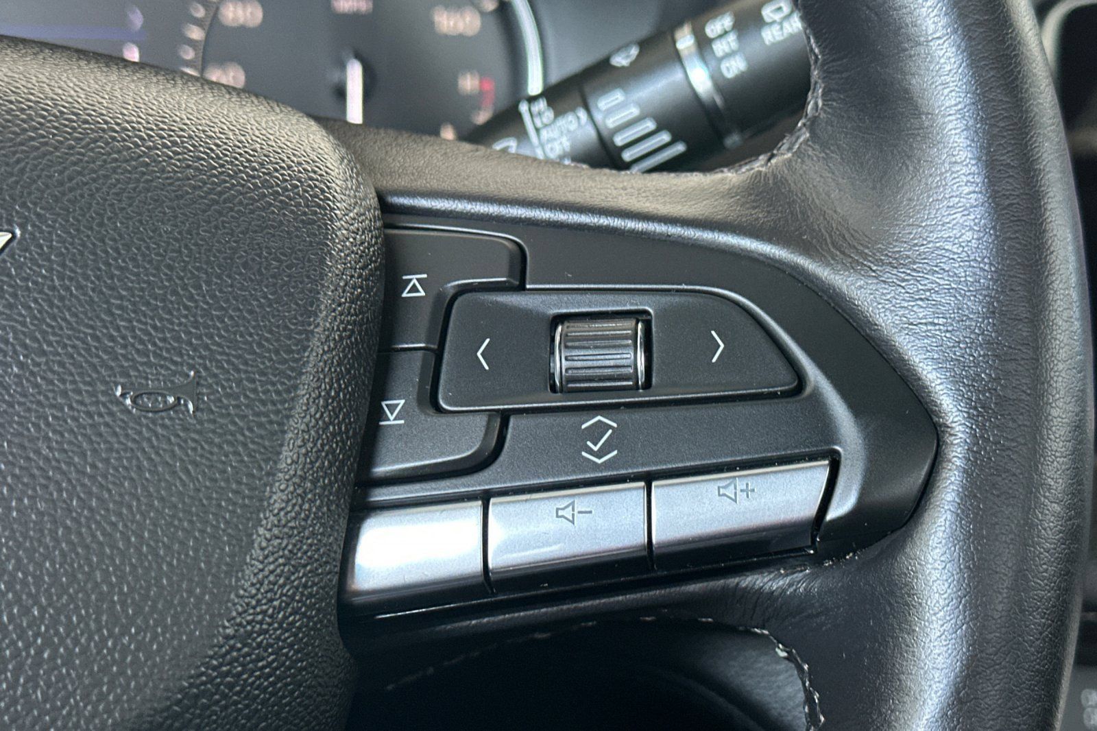 Used 2022 Cadillac XT4 Premium Luxury w/ Enhanced Visibility Package FWD image 33