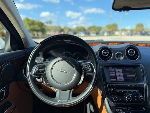 Used 2014 Jaguar XJ L Portfolio image 28