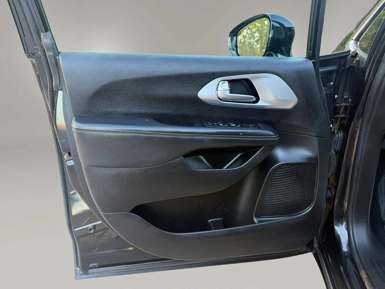 Used 2024 Chrysler Pacifica Touring FWD image 23