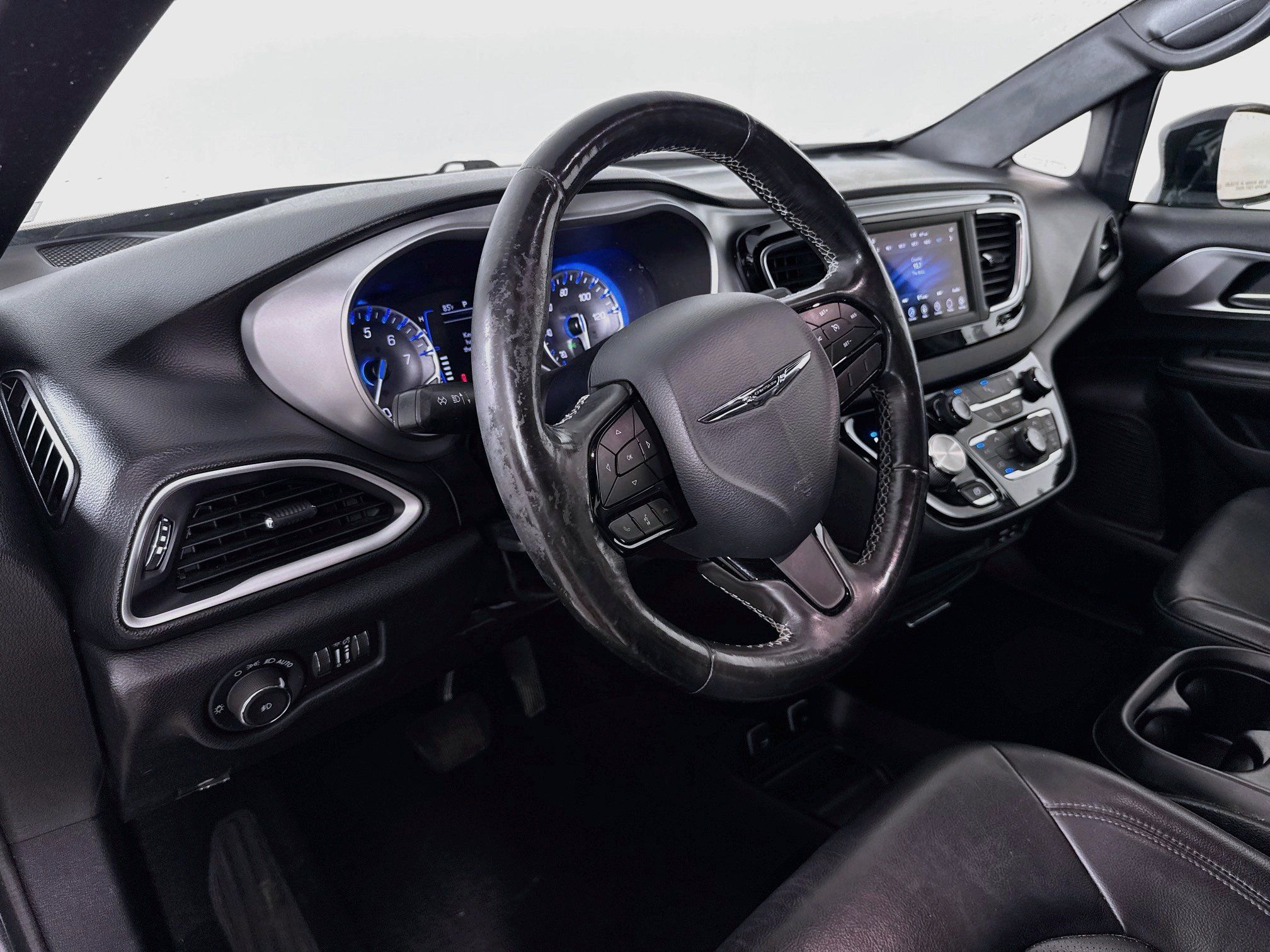 Used 2020 Chrysler Pacifica Touring-L w/ S Appearance Package FWD image 9