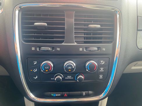Used 2018 Dodge Grand Caravan SE w/ UConnect Hands-Free Group FWD image 13