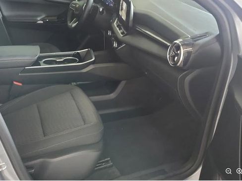 Used 2025 Chevrolet Equinox LT w/ Safety and Technology Package image 3