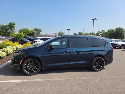 Used 2025 Chrysler Pacifica Limited FWD image 1