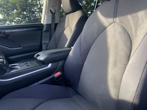 Used 2023 Toyota Highlander LE FWD image 24
