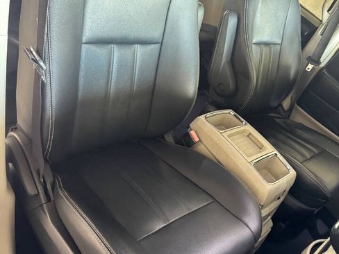 Used 2016 Chrysler Town & Country Touring FWD image 15