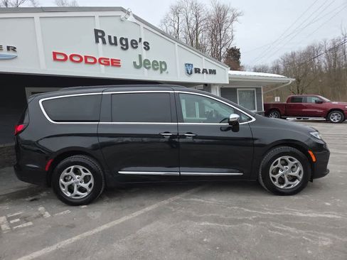 Used 2023 Chrysler Pacifica Limited w/ Uconnect Theater Family Group image 29