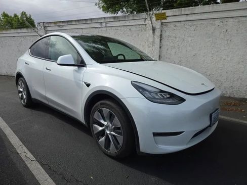 Used 2022 Tesla Model Y Long Range image 3