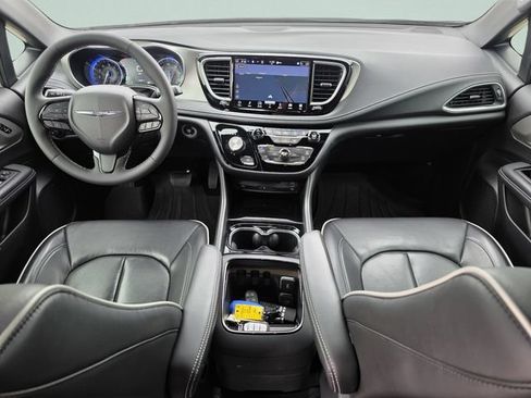 Used 2024 Chrysler Pacifica Limited AWD/4WD image 16